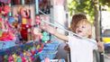 Een foto van een meisje op de kermis