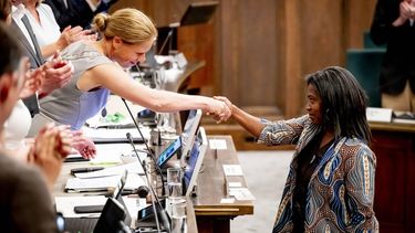 ROTTERDAM - Eva Heijblom tijdens de installatie als nieuwe wethouder van de gemeenteraad van Rotterdam. Op de valreep werd niet de Rotterdamse kandidaat-wethouder Eva Heijblom (D66) verkozen tot wethouder Cultuur en Mobiliteit in Rotterdam. Een meerderheid van de gemeenteraad koos in haar plaats voor partijgenoot Joan Nunnely. ROBIN UTRECHT / ANP