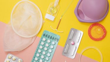 Op deze foto zijn meerdere vormen van anticonceptie te zien, zoals de pil, het condoom en een spiraaltje.