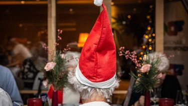 VOLENDAM - Ouderen tijdens een speciaal kerstdiner voor ouderen van het Nationaal Ouderenfonds. Het kerstdiner wordt voor de 20e keer georganiseerd door het Ouderenfonds. ANP DINGENA MOL
