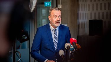 STADSKANAAL - Burgemeester Klaas Sloots van Stadskanaal tijdens een persconferentie over de situatie rond de ernstige mishandeling van twee kinderen in de gemeente. Sinds bekend werd dat twee vrouwen zijn aangehouden op verdenking van de mishandeling van twee kinderen van zes en zeven jaar, zijn de ruiten van de woningen van de verdachten ingegooid. NOORDERNIEUWS / ANP
