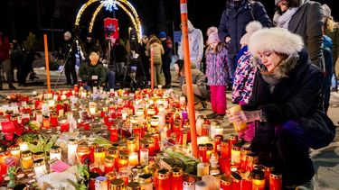 epa12621914 People pay their respects to the victims with flowers and candles near the area where a fire broke out during the New Year's celebrations in Crans-Montana, Switzerland, 02 January 2026. According to the police, several dozen people lost their lives in the fire that devastated the bar 'Le Constellation' on New Year's Eve in the Swiss Alps resort of Crans-Montana. Around one hundred people were also reported injured.  EPA/JEAN-CHRISTOPHE BOTT