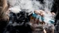 ILLUSTRATIE - Een jonge man rookt een vaper, oftewel een e-sigaret. ANP KOEN VAN WEEL