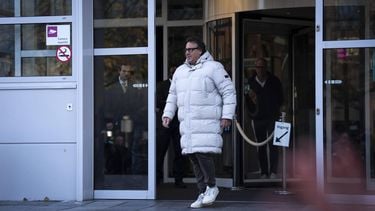 UTRECHT - Marco Borsato verlaat de rechtbank. De rechtbank Midden-Nederland deed uitspraak in een strafzaak tegen de zanger, die werd verdacht van ontucht met een 15-jarig meisje. Borsato werd vrijgesproken wegens onvoldoende wettig en overtuigend bewijs. ANP JEROEN JUMELET