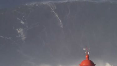 Video: Man surft over megagolf in Portugal