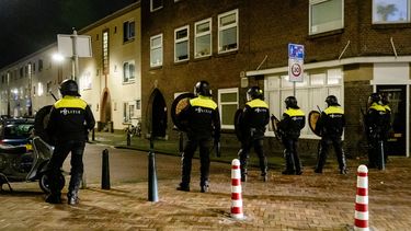 Politie in de wijk Duindorp in Den Haag. Voor de derde avond op rij is het daar onrustig. 