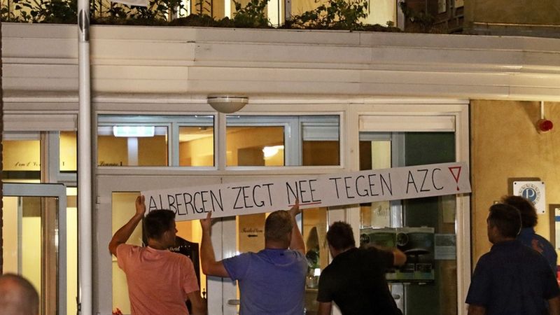 Protest tegen gedwongen opvanglocatie hotel in gemeente Tubbergen