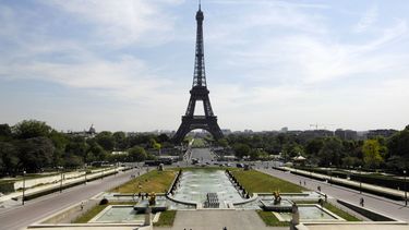 Eiffeltoren geëvacueerd nadat iemand toren beklimt