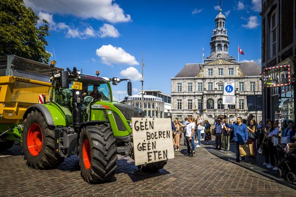 Een foto van een boerenprotest op het Vrijthof in Maastricht