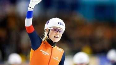 HEERENVEEN - Marijke Groenewoud juicht na het winnen tijdens de Massastart vrouwen op de laatste dag van de ICU derde wereldbeker schaatsen in het Thialf stadion. ANP VINCENT JANNINK