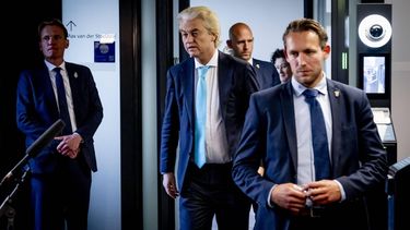DEN HAAG - Geert Wilders en Caroline van der Plas  staan de pers te woord voor aanvang van de formatiegesprekken met de formerende partijen PVV, VVD, NSC, BBB en formateur Richard van Zwol en beoogd minister-president Dick Schoof. De partijen praten over de verdeling van de kabinetsposten. ANP ROBIN UTRECHT