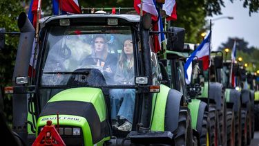 RODEN - Boeren zijn onderweg tijdens de Drentse Stikstofmars. Vanuit drie plaatsen wordt naar het provinciehuis in Assen gereden, om daar te protesteren tegen het stikstofbeleid. MARCEL J. DE JONG / ANP