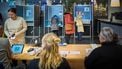 DEN HAAG - Een vrouw maakt nog een selfie in het stemhokje tijdens het stemmen voor de Tweede Kamerverkiezingen bij Prodemos in Den haag. ANP PHIL NIJHUIS