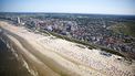 Een luchtfoto van het strand. van Zandvoort