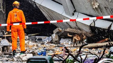 DEN HAAG - Hulpdiensten zijn aanwezig aan de Tarwekamp waar een zeer grote brand woedt, nadat er een explosie heeft plaatsgevonden. ANP JEFFREY GROENEWEG