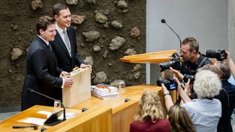 DEN HAAG - Minister Eelco Heinen (VVD, Financien) biedt Tweede Kamervoorzitter Thom van Campen de miljoenennota aan op Prinsjesdag in de Tweede Kamer. Op de derde dinsdag in september begint het nieuwe werkjaar van de regering. REMKO DE WAAL / ANP