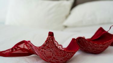 Mama gaat op date: 'De oppas lag in mijn huis met een jongen te vozelen'