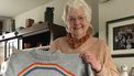 Lief: Nederlandse oma gaat viral met regenboogtrui