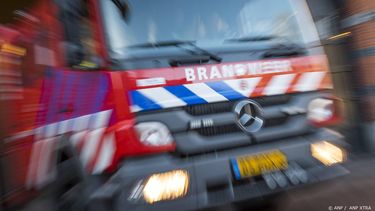 AMSTERDAM - Een brandweerauto rukt uit na een melding. ANP XTRA LEX VAN LIESHOUT