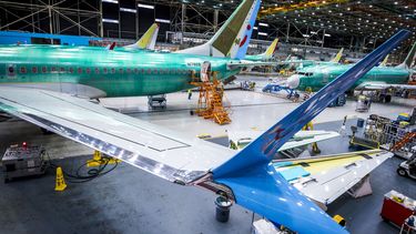 Een fabriekshal van de Amerikaanse vliegtuigbouwer Boeing waar aan een vliegtuig van het type Boeing 737 Max voor luchtvaartmaatschappij TUI fly Benelux gebouwd wordt.