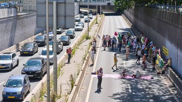 DEN HAAG - Klimaatdemonstranten van Extinction Rebellion tijdens een blokkade van de snelweg A12. In een verklaring meldt XR dat de blokkade een reactie is 