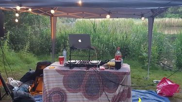 DJ-set bij een illegaal feest in het Amsterdamse Bos.