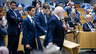 DEN HAAG - Geert Wilders (PVV) kijkt naar de oppositie aan de interruptiemicrofoon op de tweede dag van de Algemene Politieke Beschouwingen. ANP REMKO DE WAAL