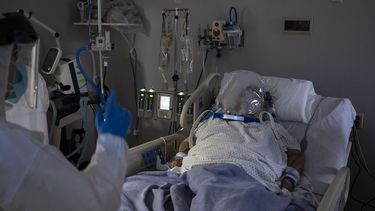 Op deze foto zie je art welke praat met een patiënt welke COVID-19 heeft in een ziekenhuis in Houston, Texas.