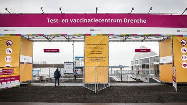 Een foto van een grote coronatestlocatie in Drenthe, evenementen komen er niet