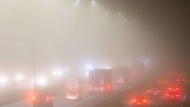 HEINENOORD - Verkeer onderweg in de mist. In het hele land geldt code geel om gladheid of dichte mist, of allebei. ANP JEFFREY GROENEWEG