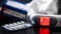 ILLUSTRATIEF - Paracetamol, zakdoekjes en een thermometer op een nachtkastje. Wanneer er twee weken achter elkaar minstens 53 griepgevallen op de 100.000 mensen worden geregistreerd, is er sprake van een griepepidemie. ANP ROB ENGELAAR