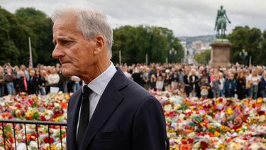 Norway's Prime Minister Jonas Gahr Store visits a makeshift memorial to pay tribute to King Harald V of Norway who passed away, at the Royal Palace square in Oslo on August 29, 2026. King Harald V of Norway, who died on August 28, 2026 aged 89, remained a unifying figure in his country until the very end, a pillar of stability amid a string of family scandals that tarnished the final years of his reign.
Odd ANDERSEN / AFP