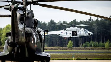 GILZE-RIJEN - Ambassadeurs van de Vrijheid Tabitha en Froukje vertrekken op vliegbasis Gilze-Rijen. De ambassadeurs reizen per helikopter naar bevrijdingsfestivals door het hele land. ANP ROB ENGELAAR