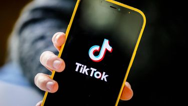 ILLUSTRATIEF - De app van TikTok op een mobiele telefoon. ANP REMKO DE WAAL