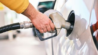 Benzine is duurder dan ooit: laten Nederlanders de auto nu écht vaker staan?