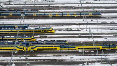 UTRECHT - Dronefoto van treinstellen op een opstelterrein van Prorail in Utrecht. Vanwege het aanhoudende winterse weer, heeft de NS de dienstregeling aangepast en rijden er minder treinen. ROBIN VAN LONKHUIJSEN / ANP