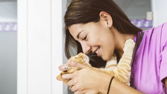 Studie bewijst: kat knuffelt liever dan dat het eet