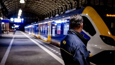 DEN HAAG - Op het perron van Station Den Haag Hollands Spoor werd om dertig minuten over tien in de avond het treinverkeer voor drie minuten stil gelegd. Aanleiding was een mishandeling van een hoofdconducteur en een machinist. ANP ROBIN UTRECHT