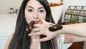 Britse Emma heeft reusachtige insecten als huisdier