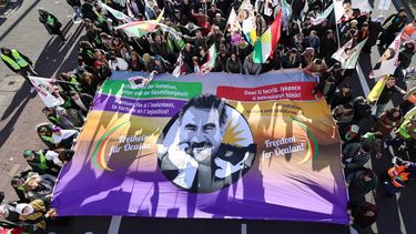 epa12511881 Protesters march with Kurdish flags and photos of imprisoned Kurdistan Workers' Party (PKK) leader Abdullah Ocalan during a demonstration calling for his freedom in Cologne, Germany, 08 November 2025.  EPA/RONALD WITTEK