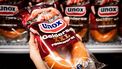 's-Gravendeel - Rookworsten van Unox in de schappen van een supermarkt. ANP JEFFREY GROENEWEG