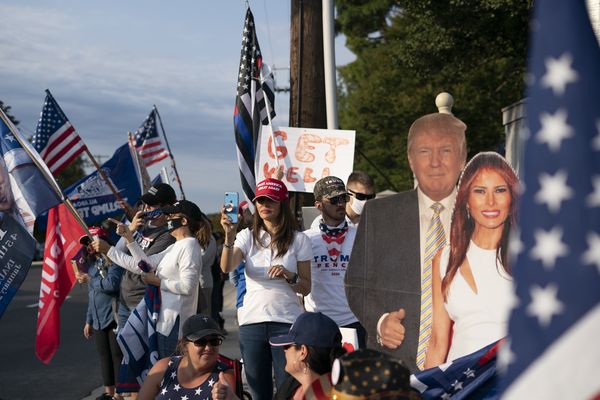 Een foto van fans van Trump langs de kant van de weg
