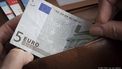 ILLUSTRATIE - Geld wordt uit een portemonnee gehaald. ANP XTRA LEX VAN LIESHOUT winst salaris