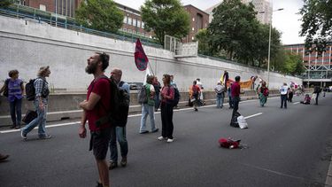 DEN HAAG - Klimaatdemonstranten van Extinction Rebellion tijdens een blokkade van de snelweg A12, als reactie op de klimaatrampen in de afgelopen zomermaanden. Ook eisen ze dat er politieke verantwoordelijkheid wordt genomen voor de gevolgen van het extreme weer. LINA SELG / ANP