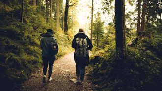 twee mensen wandelen in de natuur