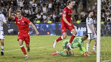 BAKOE - (l-r) Max Bruns van FC Twente en Wout Weghorst van FC Twente vieren de 1-2 tijdens de UEFA Conference League play-offs wedstrijd tussen Qarabag FK en FC Twente in het Tofiq Bahramov Republican Stadium op 27 augustus 2026 in Bakoe, Azerbeidzjan. ROMAN ISMAILOV / ANP