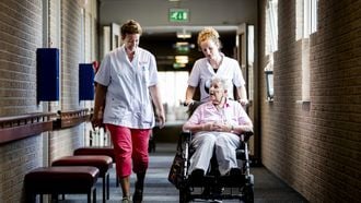 Ontroerend: bejaarden werven zelf personeel