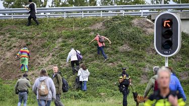 ZEVENAAR - Politie houdt klimaatactivisten van Extinction Rebellion tegen die proberen de snelweg A12 te blokkeren. De activisten willen dat het kabinet stopt met 'subsidiëring van fossiele brandstoffen'. JOSH WALET / ANP