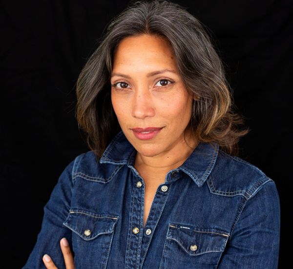 Sharmilla (43) kreeg fysieke klachten door stress: 'Door mijn trauma’s te verwerken, verdwenen de klachten'