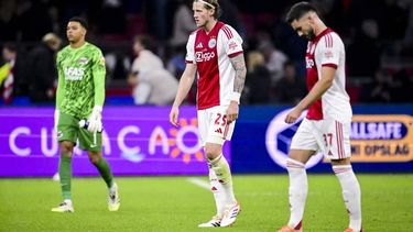 AMSTERDAM -Wout Weghorst of Ajax en Oliver Edvardsen of Ajax lopen van het veld tijdens de reust van de Nederlandse Eredivisie wedstrijd tussen AFC Ajax en AZ in de Johan Cruijff ArenA op 18 oktober 2025 in Amsterdam, Nederland. ANP OLAF KRAAK